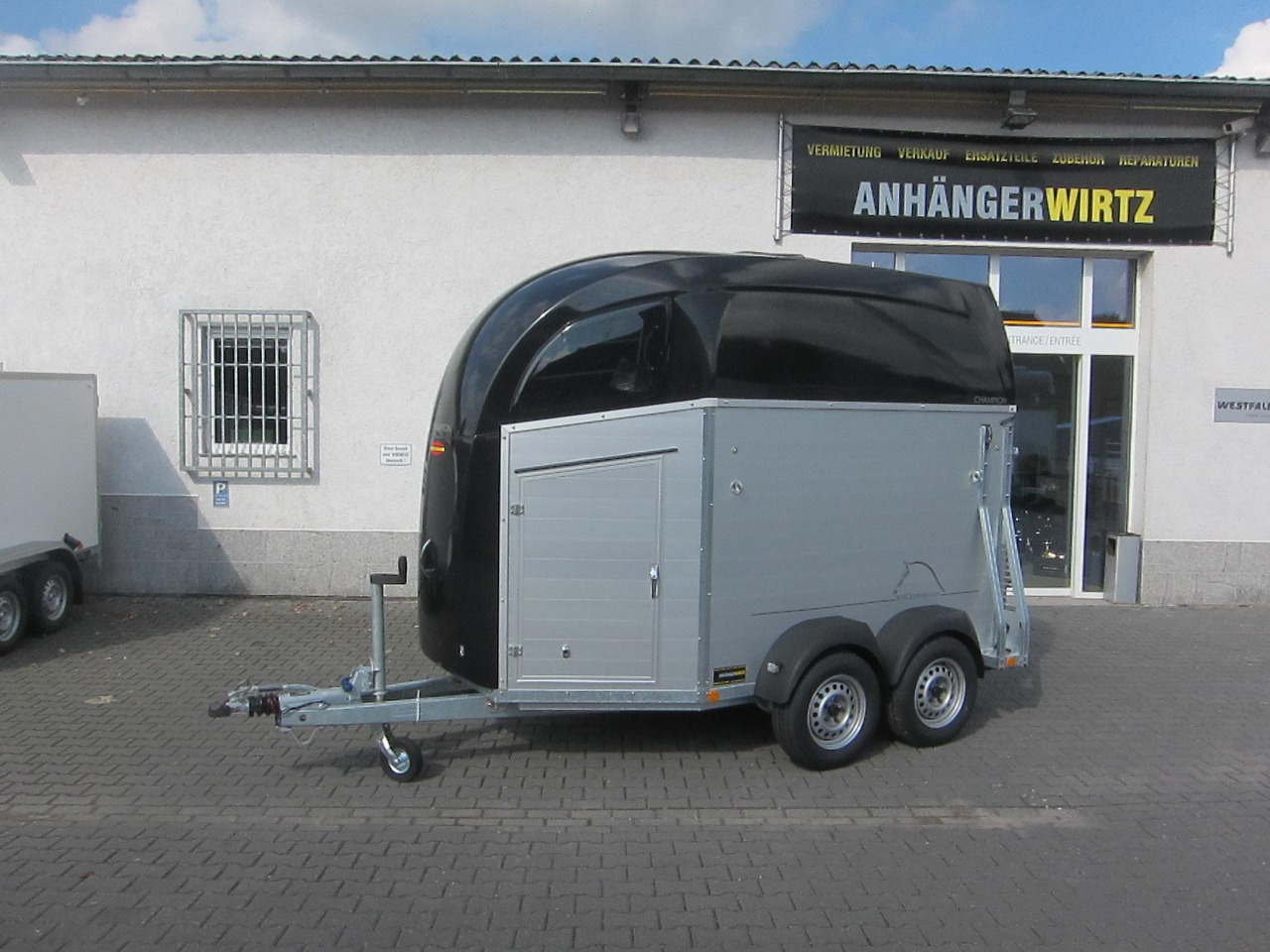 Pferdeanhänger Böckmann Champion R Sattelkammer blackline 2400kg CFF+ 100 km/H Modell 25 - Pferdeanhänger: das Bild 1 Pferdeanhänger Böckmann Champion R Sattelkammer blackline 2400kg CFF+ 100 km/H Modell 25 - Pferdeanhänger: das Bild 1