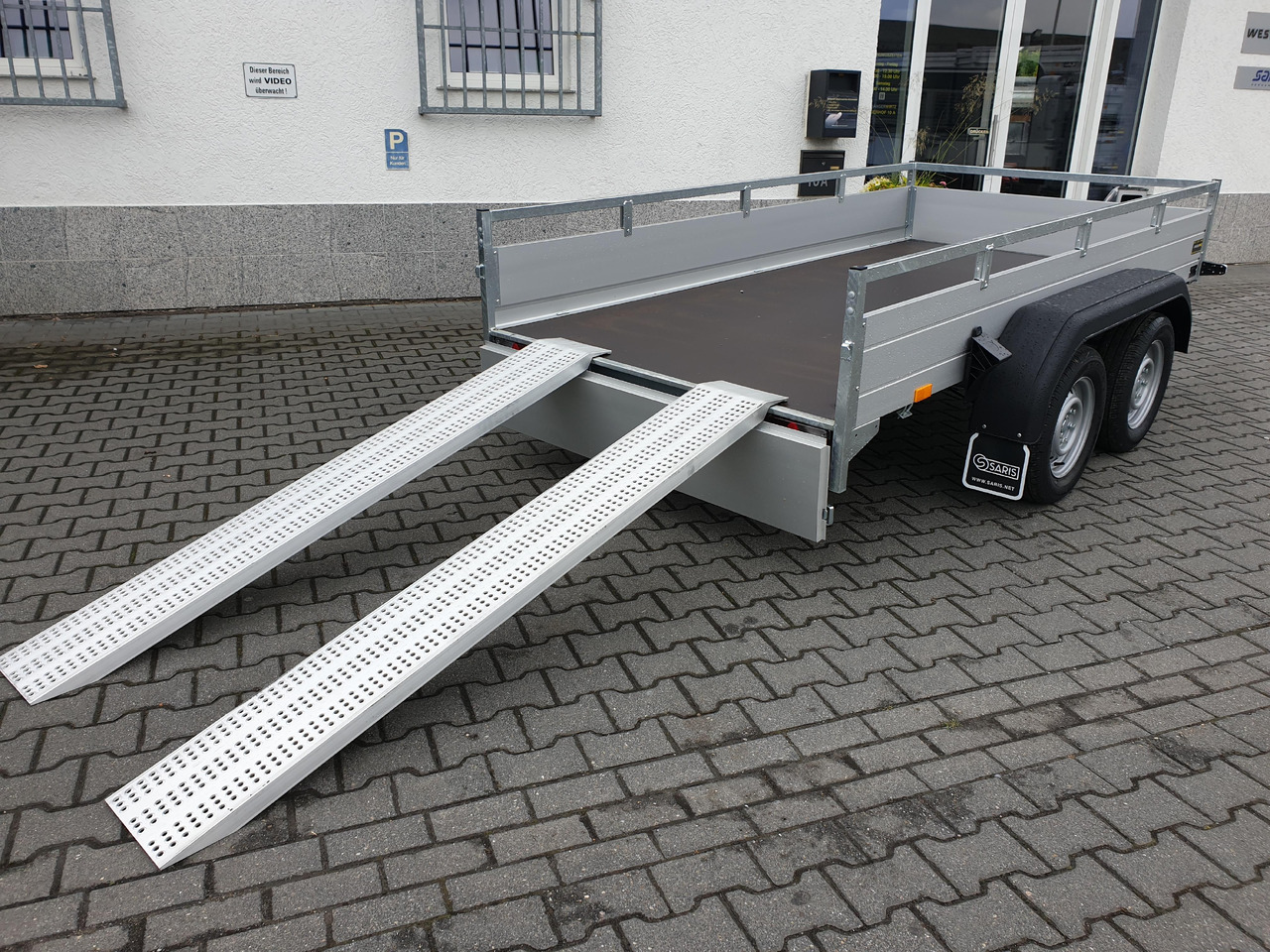 Saris Anhänger FW2000 McAlu Pro MP 305x155x45cm Auffahrrampen (M) 2000kg Winter Aktion - Pritschenanhänger/ Plattformanhänger: das Bild 1 Saris Anhänger FW2000 McAlu Pro MP 305x155x45cm Auffahrrampen (M) 2000kg Winter Aktion - Pritschenanhänger/ Plattformanhänger: das Bild 1
