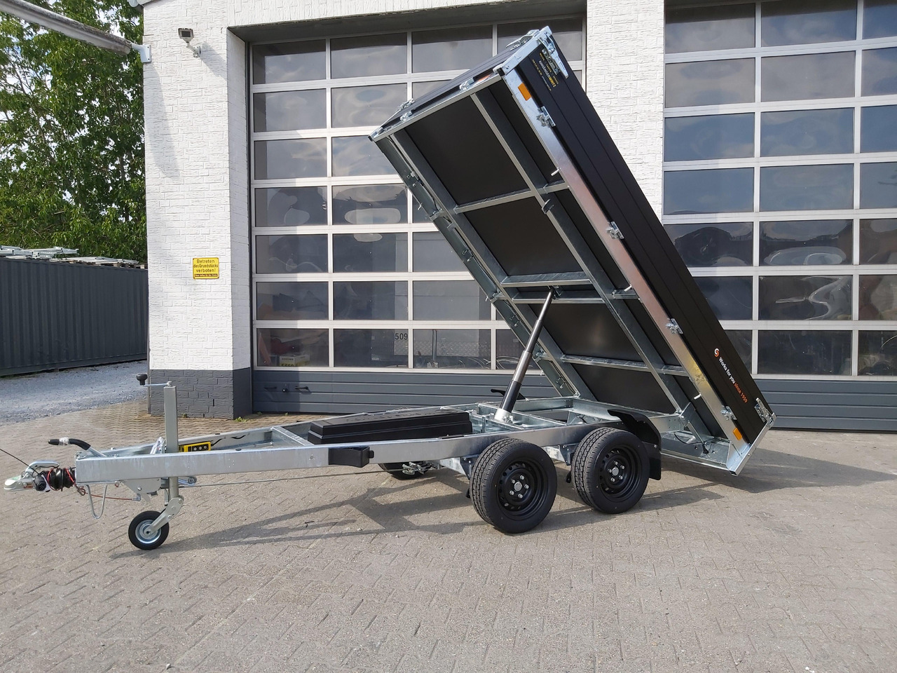 Saris Kipper K1 306 170 2700 2 E 306x170x30cm black Edition Elektro (M) 2700kg Online Aktion - Kipper Anhänger: das Bild 1 Saris Kipper K1 306 170 2700 2 E 306x170x30cm black Edition Elektro (M) 2700kg Online Aktion - Kipper Anhänger: das Bild 1