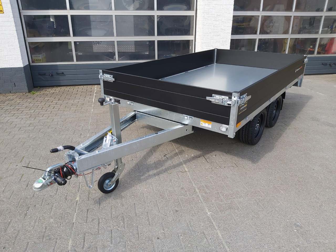 Saris Kipper K1 306 170 2700 2 E 306x170x30cm black Edition Elektro (M) 2700kg Online Aktion - Kipper Anhänger: das Bild 4 Saris Kipper K1 306 170 2700 2 E 306x170x30cm black Edition Elektro (M) 2700kg Online Aktion - Kipper Anhänger: das Bild 4