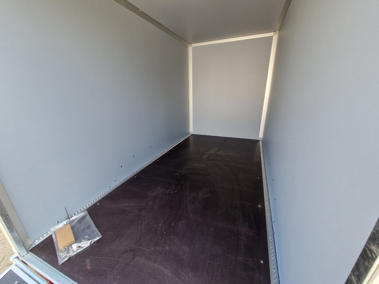 Saris Koffer GO 306 154 180 2700 2 306x154x180cm GFK weiß Auffahrklappe (M) 2700kg Modell 2025 - Koffer Anhänger: das Bild 3 Saris Koffer GO 306 154 180 2700 2 306x154x180cm GFK weiß Auffahrklappe (M) 2700kg Modell 2025 - Koffer Anhänger: das Bild 3