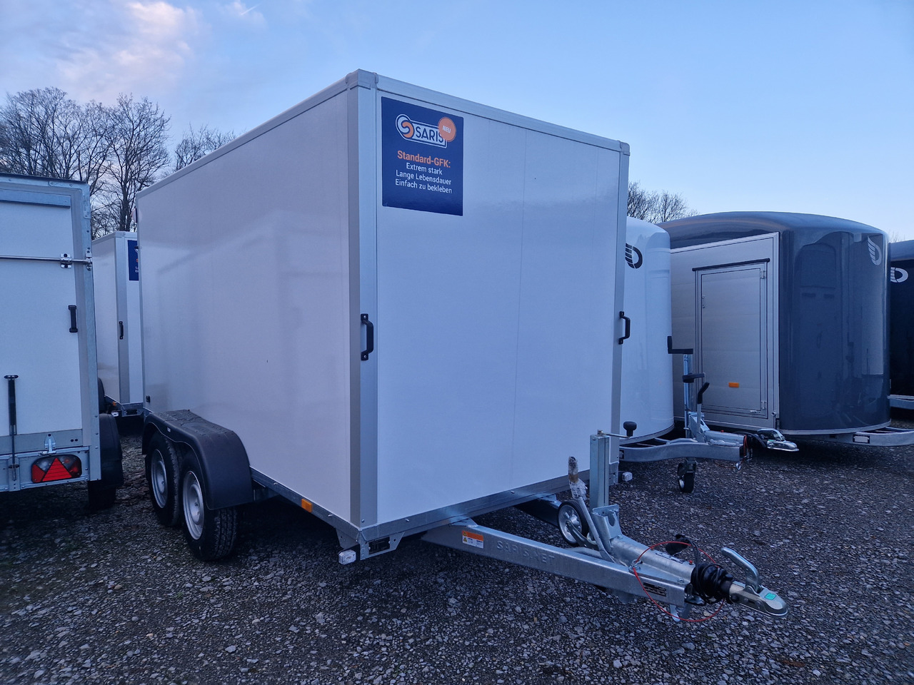 Saris Koffer GO 3506 169 180 2700 2 356x169x180cm weiss GFK (L) 2700kg Modell 2024 - Koffer Anhänger: das Bild 1 Saris Koffer GO 3506 169 180 2700 2 356x169x180cm weiss GFK (L) 2700kg Modell 2024 - Koffer Anhänger: das Bild 1