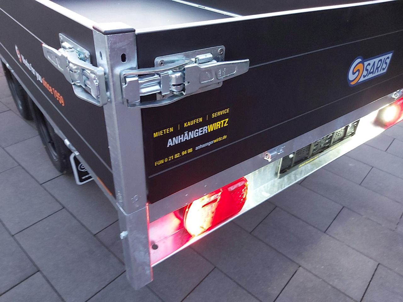 Saris PL 256 150 1500 1 256x150x30cm black Edition LED Beleuchtung 13" 1500kg Online - Pritschenanhänger/ Plattformanhänger: das Bild 3 Saris PL 256 150 1500 1 256x150x30cm black Edition LED Beleuchtung 13" 1500kg Online - Pritschenanhänger/ Plattformanhänger: das Bild 3