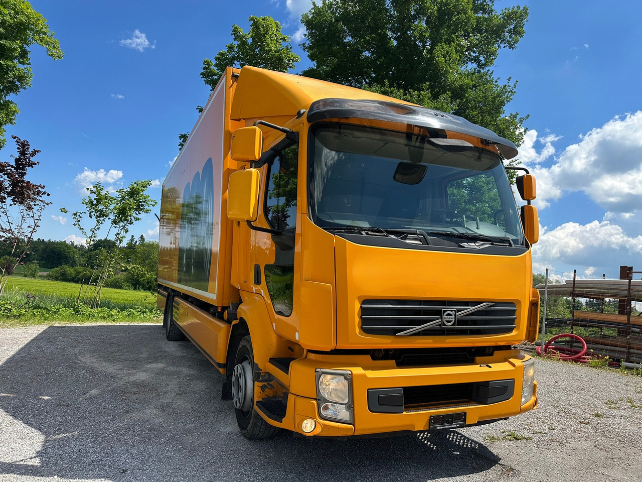 VOLVO FL 2404x2 - Koffer LKW: das Bild 2 VOLVO FL 2404x2 - Koffer LKW: das Bild 2