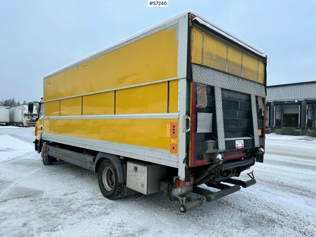 Box truck Mercedes Benz Atego 1523 with high and sinkable roof - Koffer LKW: das Bild 4 Box truck Mercedes Benz Atego 1523 with high and sinkable roof - Koffer LKW: das Bild 4