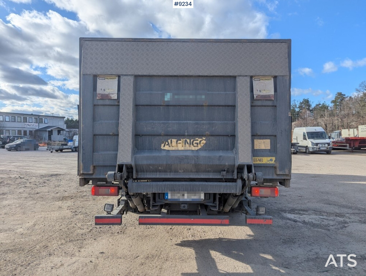 Pritsche LKW, Autokran Crane Truck Volvo FM 330 4X2 with tail lift: das Bild 16