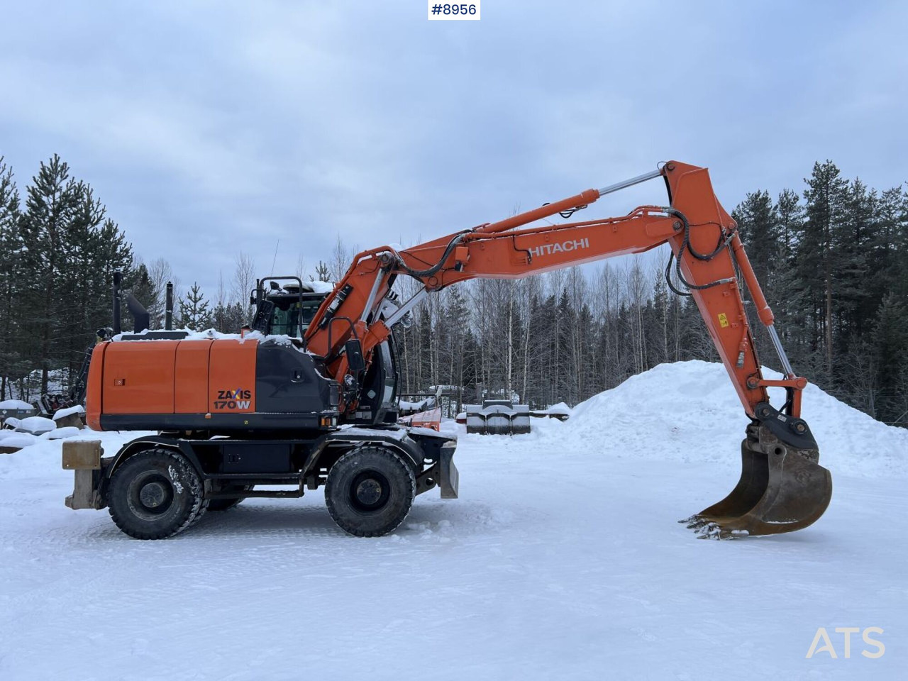 Hitachi ZX 170 W Wheeled excavator with tipper wagon and attachments - Mobilbagger: das Bild 2 Hitachi ZX 170 W Wheeled excavator with tipper wagon and attachments - Mobilbagger: das Bild 2
