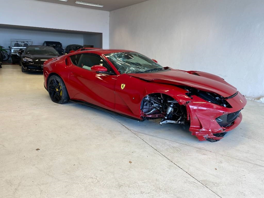 Ferrari 812 SUPERFAST / ROSSO 70ANNI endommagé - PKW: das Bild 4 Ferrari 812 SUPERFAST / ROSSO 70ANNI endommagé - PKW: das Bild 4