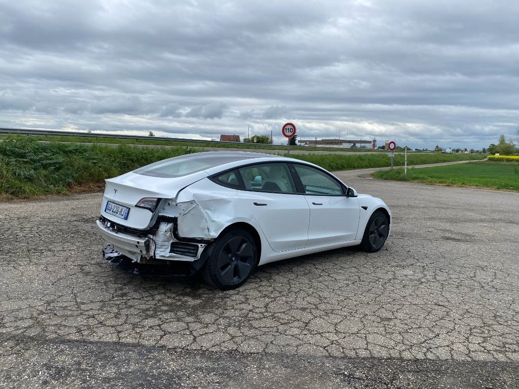 Tesla MODEL 3 5YJ3 - Rwd-Carte Grise Française endommagé - PKW: das Bild 4 Tesla MODEL 3 5YJ3 - Rwd-Carte Grise Française endommagé - PKW: das Bild 4