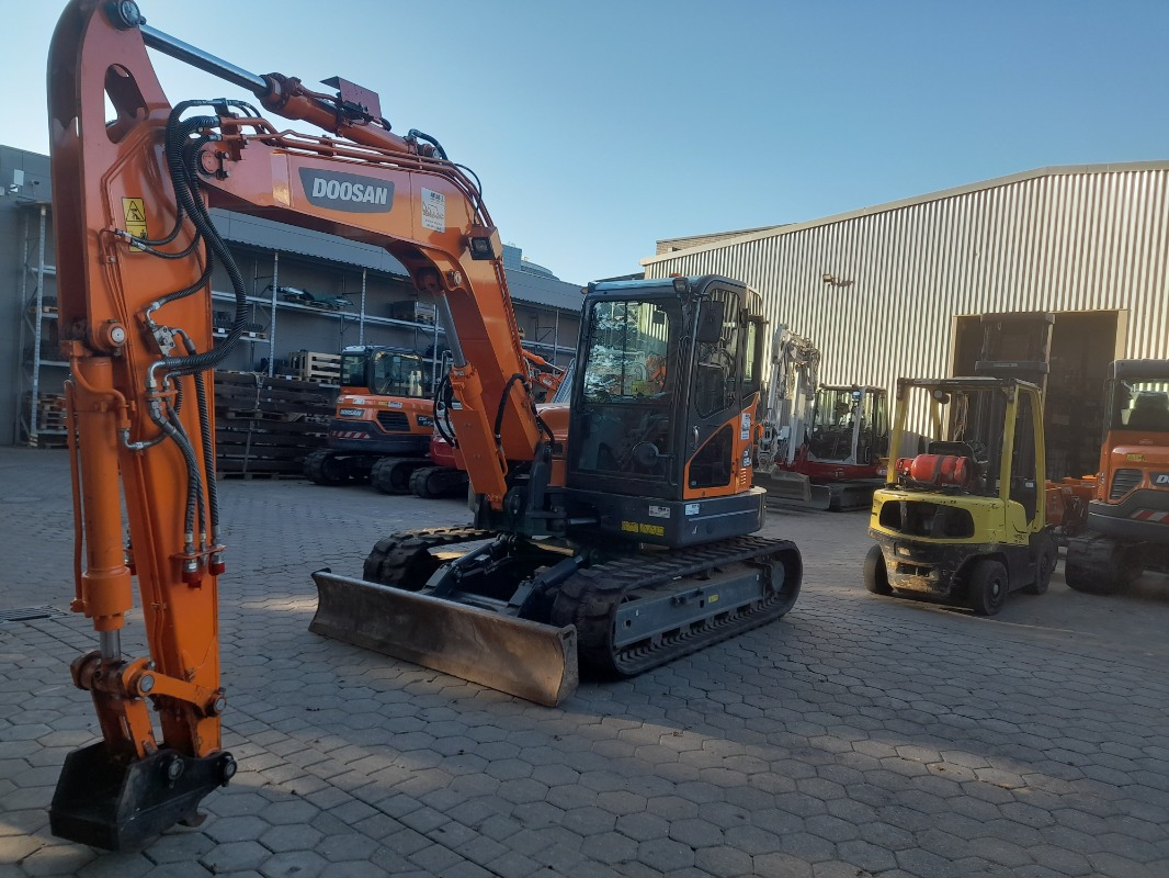 Doosan DX85R-3 - Bagger: das Bild 1 Doosan DX85R-3 - Bagger: das Bild 1