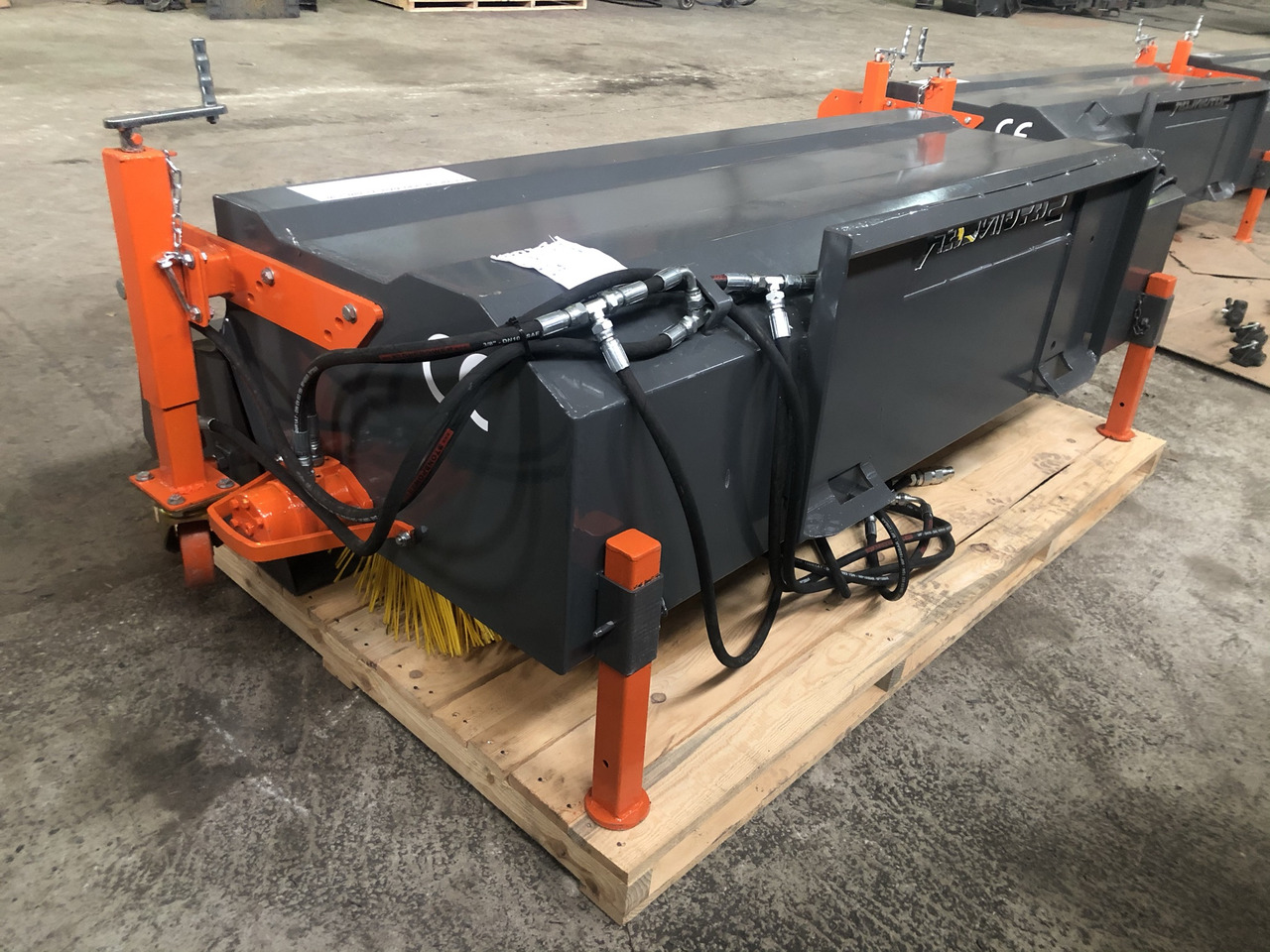 SAYGINLAR SKID STEER MOUNTED ROAD SWEEPER - Kehrbesen für Kompaktlader: das Bild 5 SAYGINLAR SKID STEER MOUNTED ROAD SWEEPER - Kehrbesen für Kompaktlader: das Bild 5