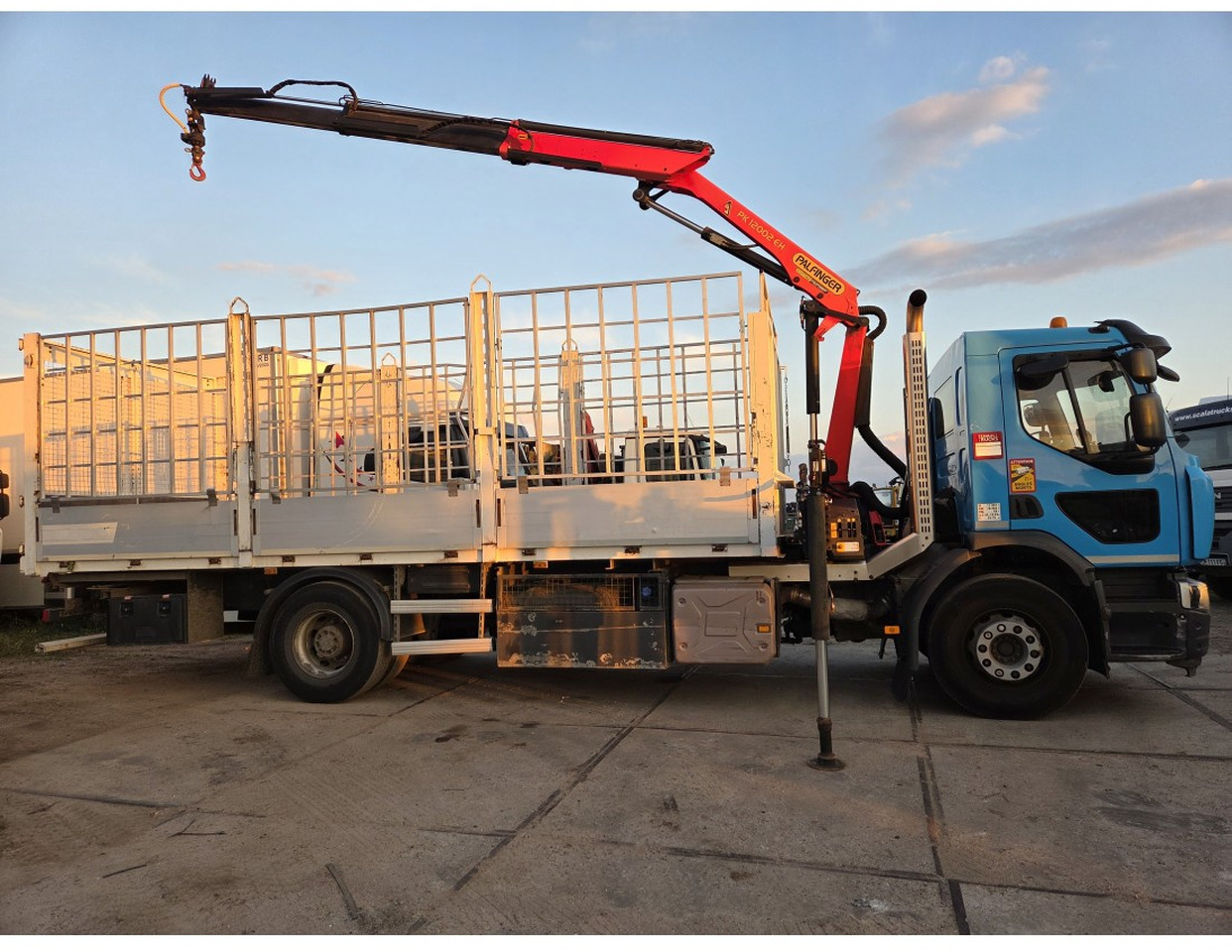 Renault C 280 4X2 Palfinger PK12002 EH Kran Crane Remote Control Automat flatbed truck - Pritsche LKW, Autokran: das Bild 3 Renault C 280 4X2 Palfinger PK12002 EH Kran Crane Remote Control Automat flatbed truck - Pritsche LKW, Autokran: das Bild 3