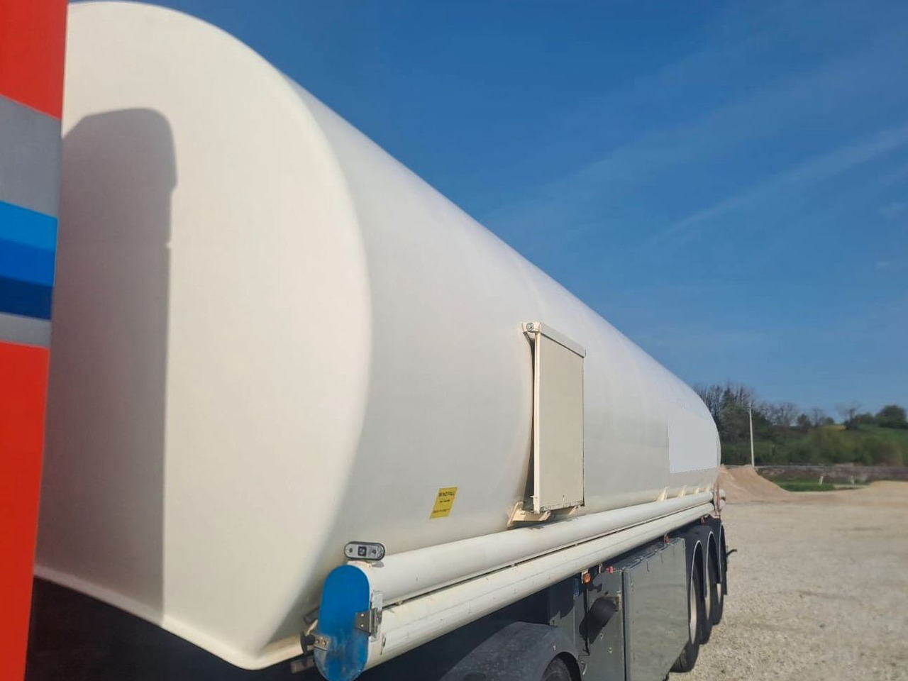 Schrader ADR, Treibstoff Diesel/Benzin, 4 Kammern, Sening Schrader ADR, Treibstoff Diesel/Benzin, 4 Kammern, Sening - Tankauflieger: das Bild 2 Schrader ADR, Treibstoff Diesel/Benzin, 4 Kammern, Sening Schrader ADR, Treibstoff Diesel/Benzin, 4 Kammern, Sening - Tankauflieger: das Bild 2