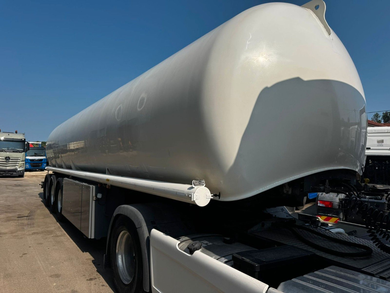 Schrader Treibstoff Diesel/Benzin, 4 Kammern, Sening - Tankauflieger: das Bild 2 Schrader Treibstoff Diesel/Benzin, 4 Kammern, Sening - Tankauflieger: das Bild 2