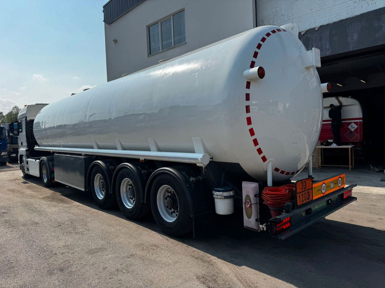 Schrader Treibstoff Diesel/Benzin, 4 Kammern, Sening - Tankauflieger: das Bild 4 Schrader Treibstoff Diesel/Benzin, 4 Kammern, Sening - Tankauflieger: das Bild 4