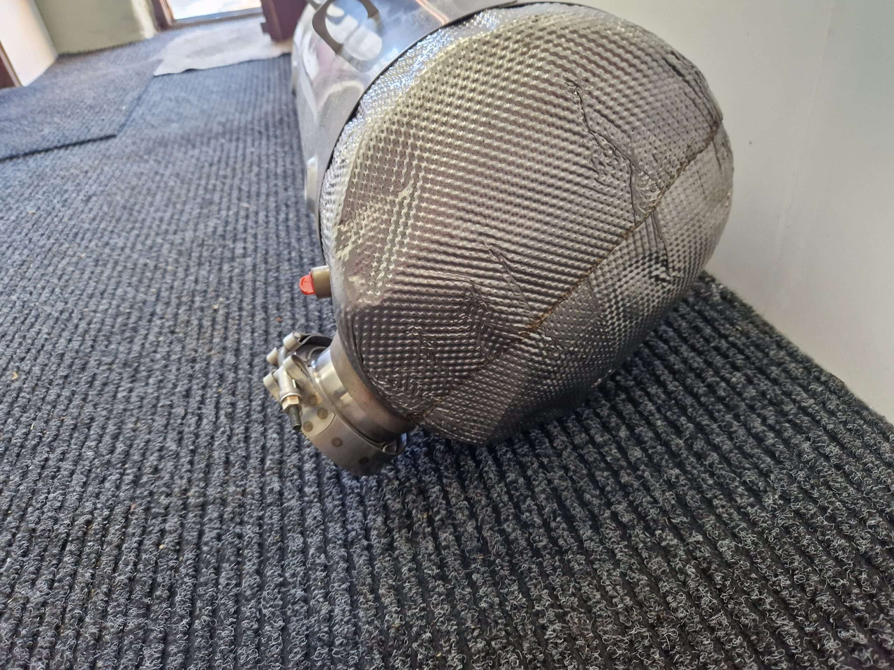 Exhaust silencer JCB 320/B6251 SCR Adblue - Motor und Teile für Baumaschine: das Bild 3 Exhaust silencer JCB 320/B6251 SCR Adblue - Motor und Teile für Baumaschine: das Bild 3