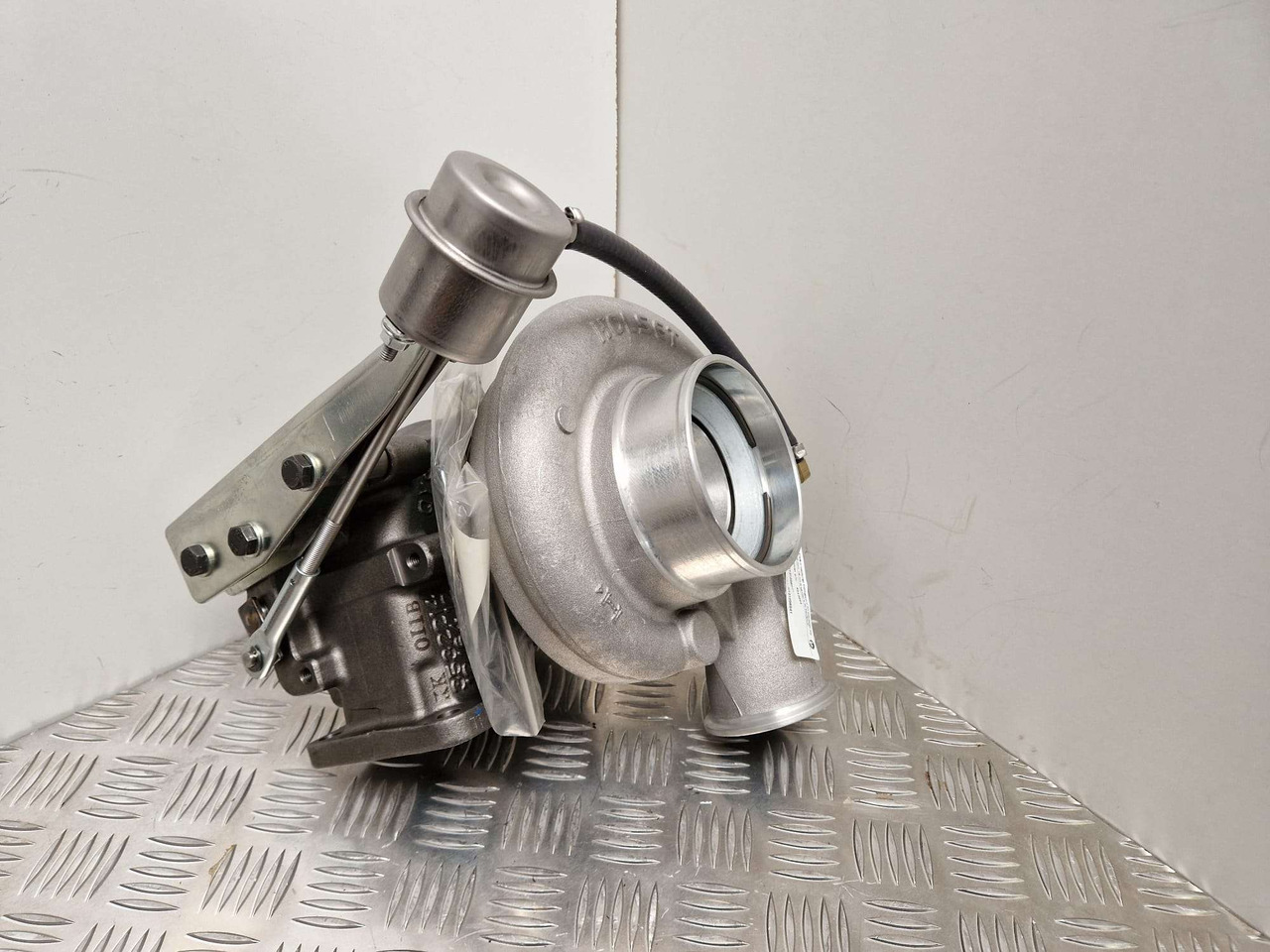Iveco Generator Turbocharger Holset 4043994 - Motor und Teile für Baumaschine: das Bild 1 Iveco Generator Turbocharger Holset 4043994 - Motor und Teile für Baumaschine: das Bild 1