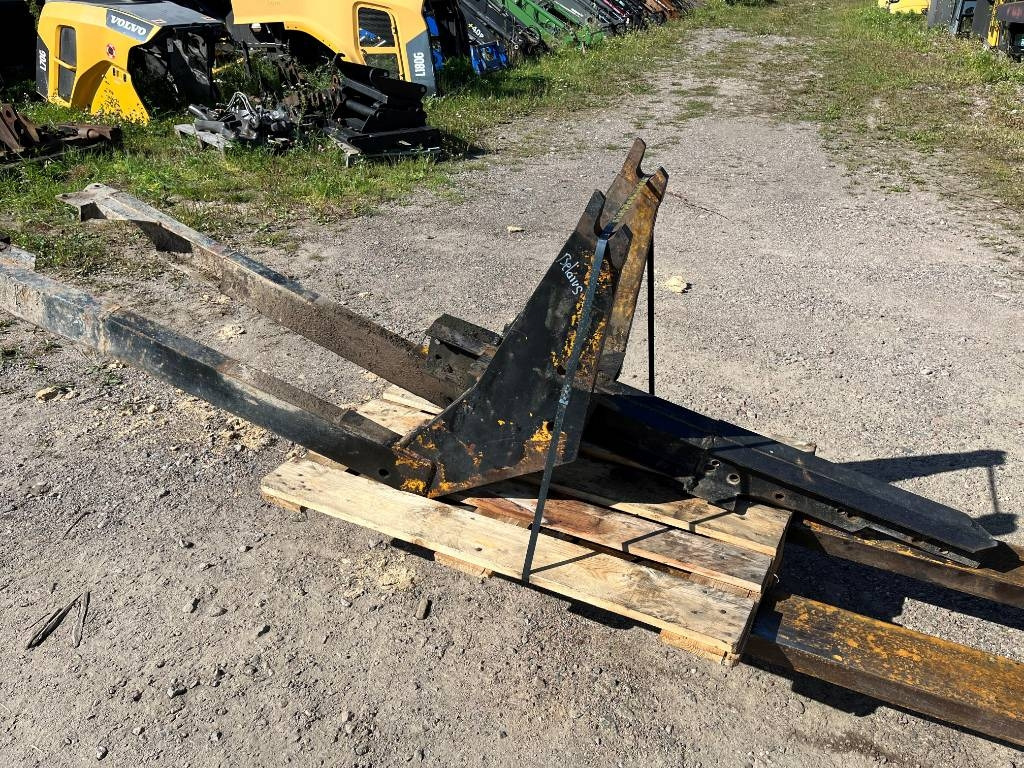 Lastarfäste Trima till Belarus 820 - Anbauteil für Lader: das Bild 1 Lastarfäste Trima till Belarus 820 - Anbauteil für Lader: das Bild 1