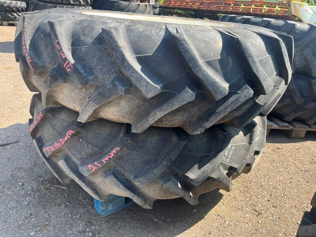 Trelleborg 16,9-34 däck på fälg till New Holland - Reifen für Landmaschine: das Bild 1 Trelleborg 16,9-34 däck på fälg till New Holland - Reifen für Landmaschine: das Bild 1