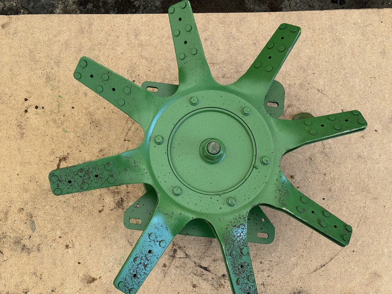 John Deere piasta + wiatrak wentylator fan H128327 - Ventilator für Landmaschine: das Bild 5 John Deere piasta + wiatrak wentylator fan H128327 - Ventilator für Landmaschine: das Bild 5