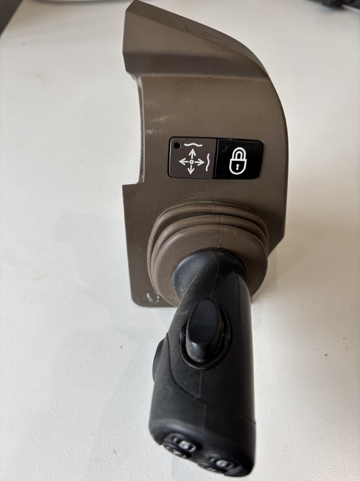 John Deere seria 6000 7000 8000 R - joystick 5-funkcyjny CommandARM RE573554 - Schalthebel für Landmaschine: das Bild 1 John Deere seria 6000 7000 8000 R - joystick 5-funkcyjny CommandARM RE573554 - Schalthebel für Landmaschine: das Bild 1
