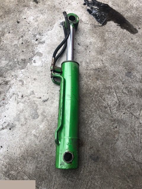 Matbro ts 270 - Siłownik Wychyłu Łyźki - Hydraulikzylinder für Landmaschine: das Bild 1 Matbro ts 270 - Siłownik Wychyłu Łyźki - Hydraulikzylinder für Landmaschine: das Bild 1