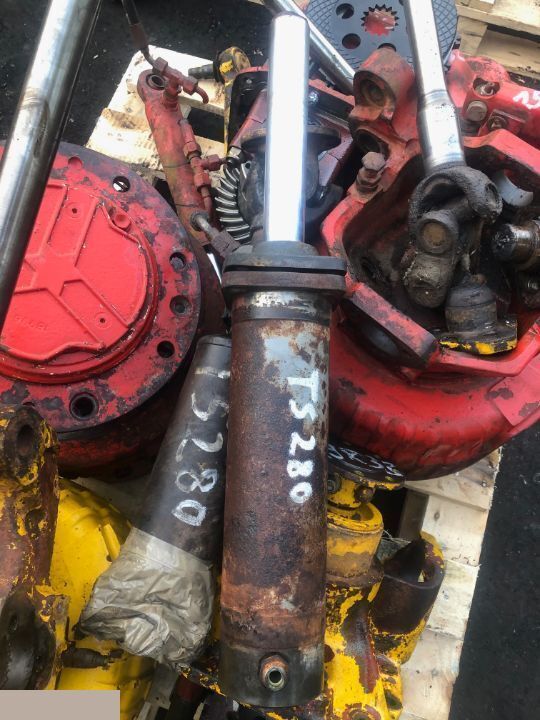 Matbro ts 280 - Siłownik Skrętu - Hydraulikzylinder für Landmaschine: das Bild 1 Matbro ts 280 - Siłownik Skrętu - Hydraulikzylinder für Landmaschine: das Bild 1