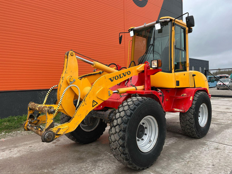 Volvo L 30 B-Z/X 4x4 AC / QUICK COUPLER / BUCKET + FORKS - Radlader: das Bild 3 Volvo L 30 B-Z/X 4x4 AC / QUICK COUPLER / BUCKET + FORKS - Radlader: das Bild 3