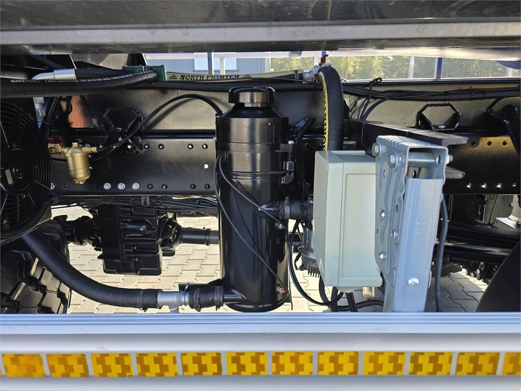 Kommunal-/ Sonderfahrzeug MAN TGM 4x4 GAMON PW8 for collecting liquid waste sepa: das Bild 17