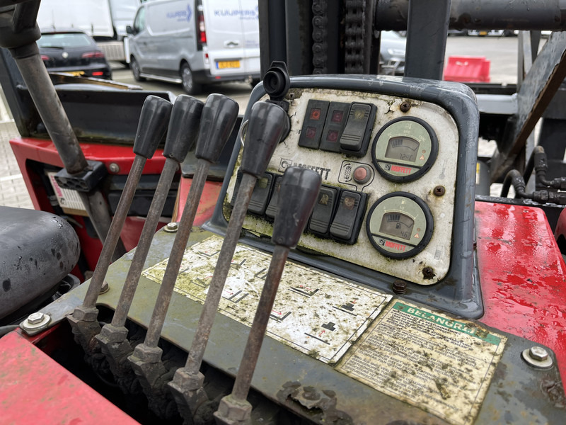 Moffett M4 20.4 / 1564 Hours / 2012 / Schaarlift / Kooiaap / Meeneem heftruck - Dieselstapler: das Bild 5 Moffett M4 20.4 / 1564 Hours / 2012 / Schaarlift / Kooiaap / Meeneem heftruck - Dieselstapler: das Bild 5