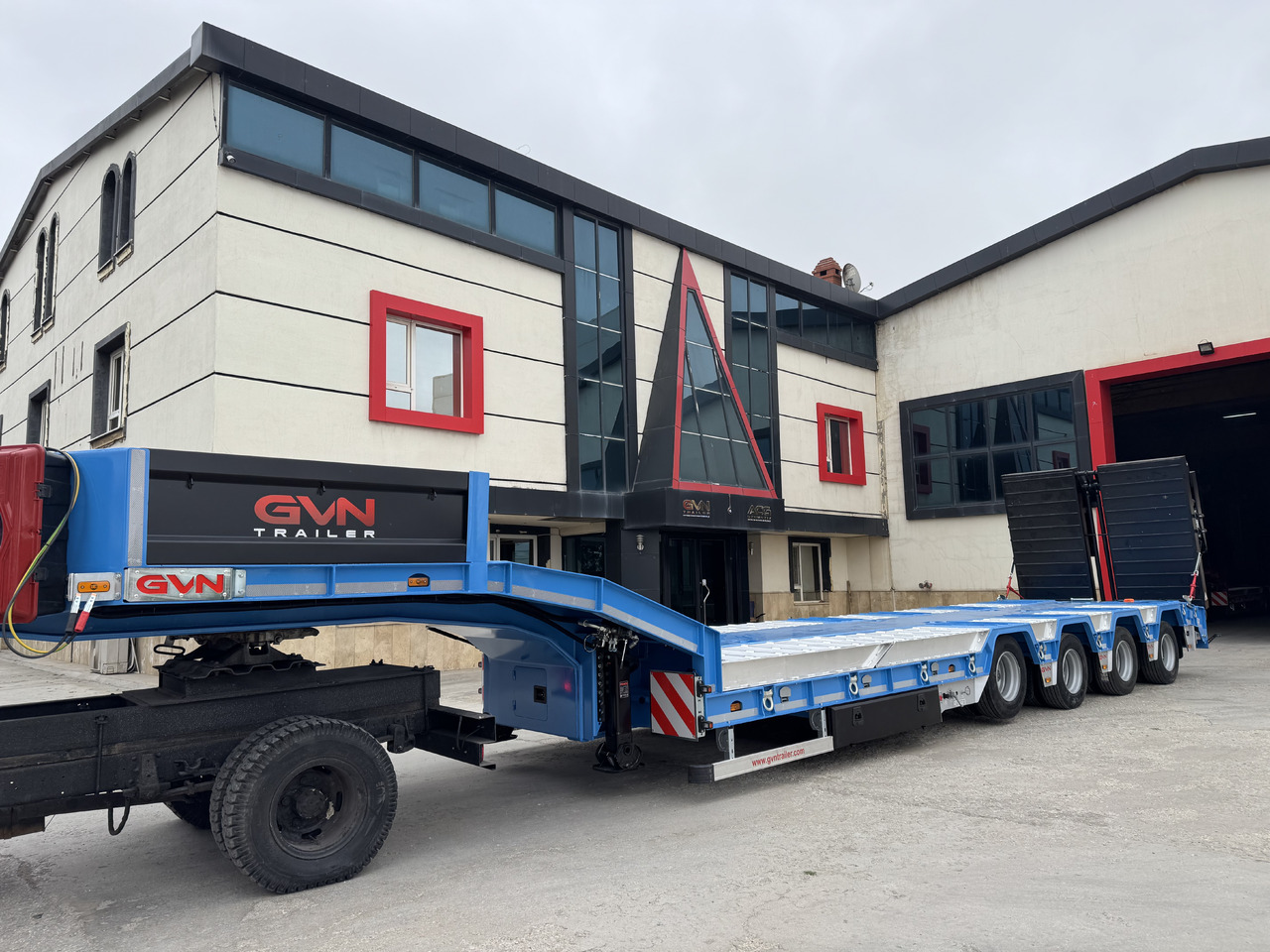 GVN Trailer 4 AXLE LOWBED WITH WHEEL RECESSES - Tieflader Auflieger: das Bild 2 GVN Trailer 4 AXLE LOWBED WITH WHEEL RECESSES - Tieflader Auflieger: das Bild 2