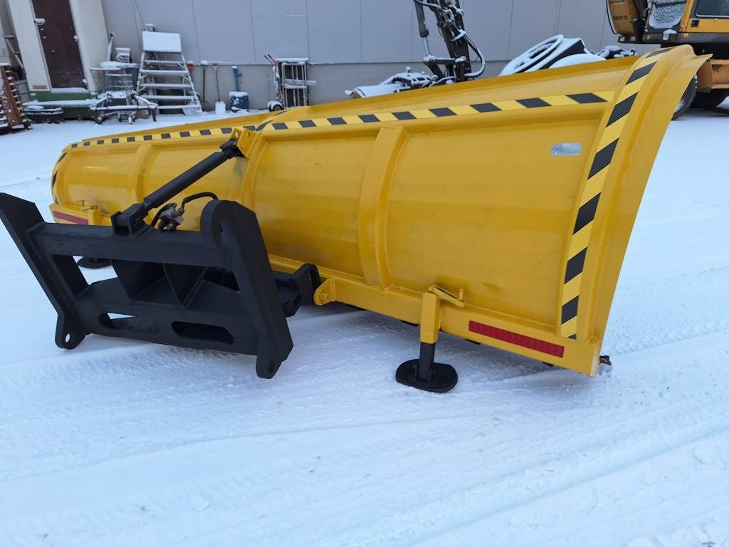 Rote 360 alueaura - Schneepflug für Landmaschine: das Bild 1 Rote 360 alueaura - Schneepflug für Landmaschine: das Bild 1