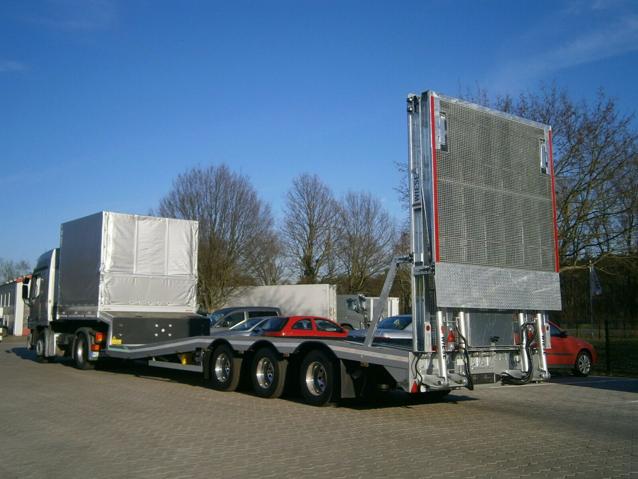 Gabelstaplertransporter Tiefbett Rampen - Tieflader Auflieger: das Bild 1 Gabelstaplertransporter Tiefbett Rampen - Tieflader Auflieger: das Bild 1