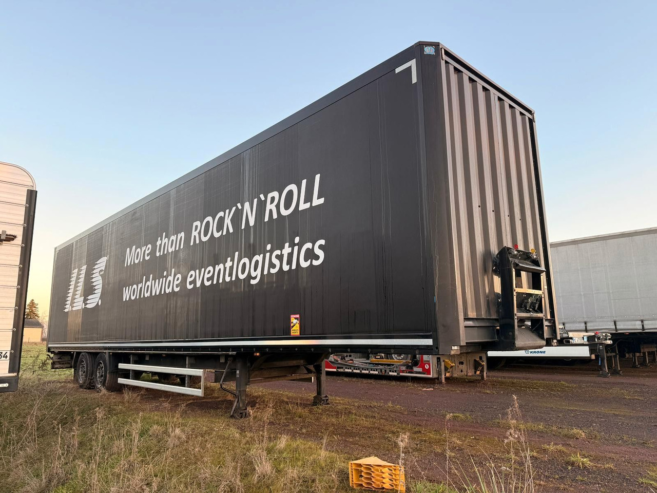 Krone SZ - Mega Koffer mit Rampenhalterung - Koffer Auflieger: das Bild 2 Krone SZ - Mega Koffer mit Rampenhalterung - Koffer Auflieger: das Bild 2
