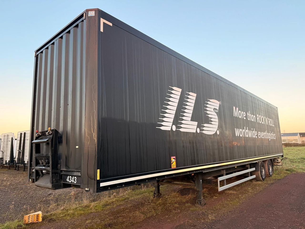 Krone SZ - Mega Koffer mit Rampenhalterung - Koffer Auflieger: das Bild 1 Krone SZ - Mega Koffer mit Rampenhalterung - Koffer Auflieger: das Bild 1