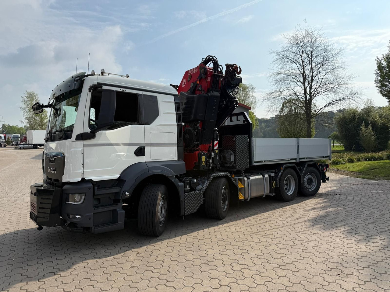 MAN 35.520 8x4 Kran Fassi F800, OHNE ABSTÜTZÜBERWACH - Pritsche LKW, Autokran: das Bild 2 MAN 35.520 8x4 Kran Fassi F800, OHNE ABSTÜTZÜBERWACH - Pritsche LKW, Autokran: das Bild 2