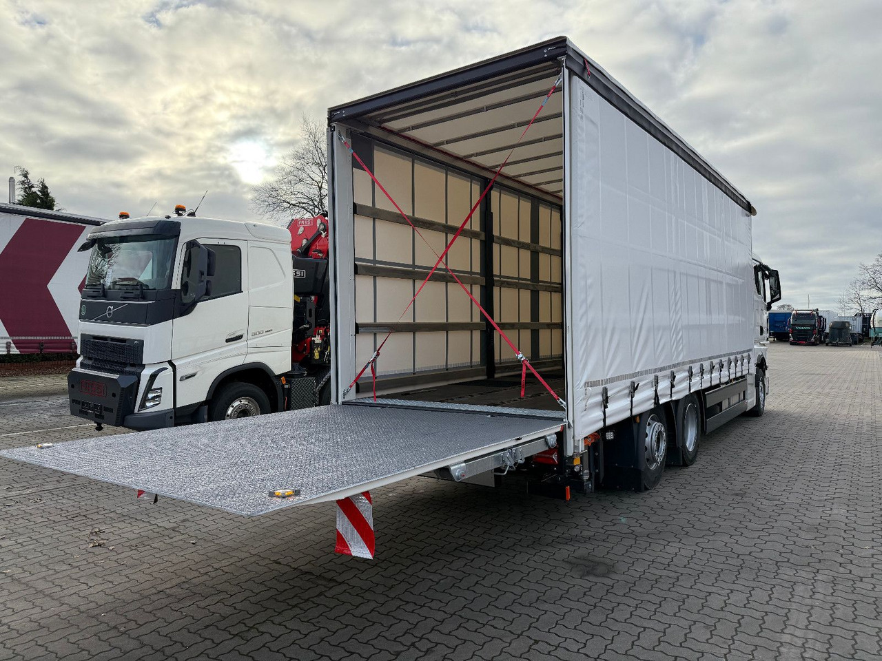 MAN TGX 26.440 6x2 LL Schwerlast Ladebordwand/Rampe - Plane LKW: das Bild 3 MAN TGX 26.440 6x2 LL Schwerlast Ladebordwand/Rampe - Plane LKW: das Bild 3