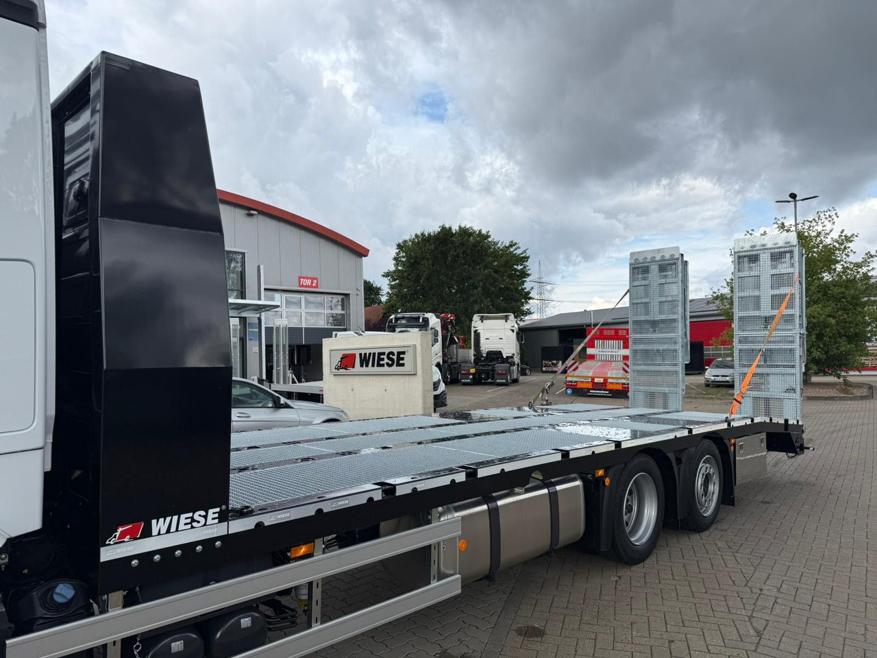 Mercedes-Benz Actros mit Rampen, Maschinentransporter - Pritsche LKW: das Bild 2 Mercedes-Benz Actros mit Rampen, Maschinentransporter - Pritsche LKW: das Bild 2