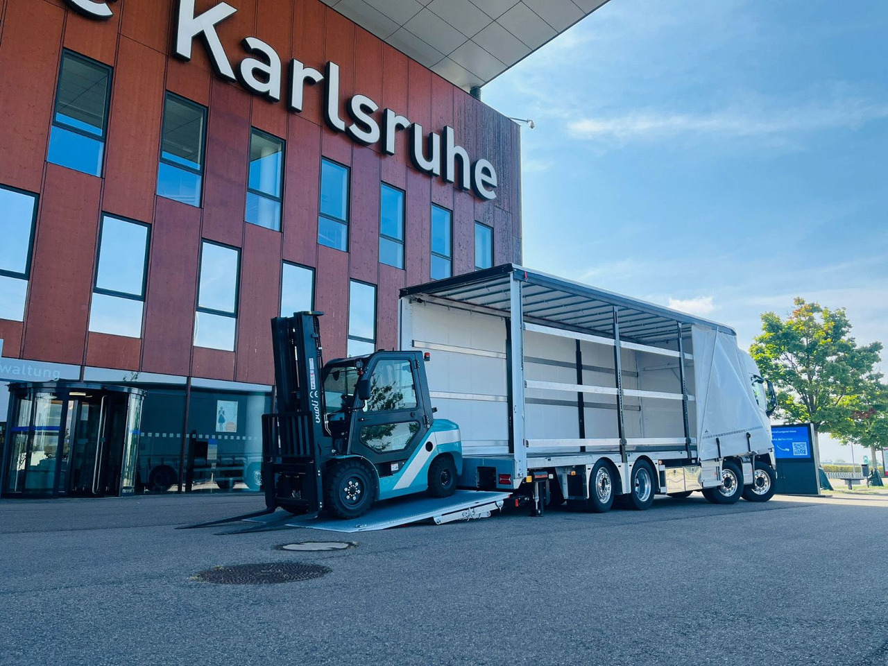 Volvo FH 500 Gabelstaplertransporter LBW 9t Dhollandia - Abschleppwagen: das Bild 1 Volvo FH 500 Gabelstaplertransporter LBW 9t Dhollandia - Abschleppwagen: das Bild 1
