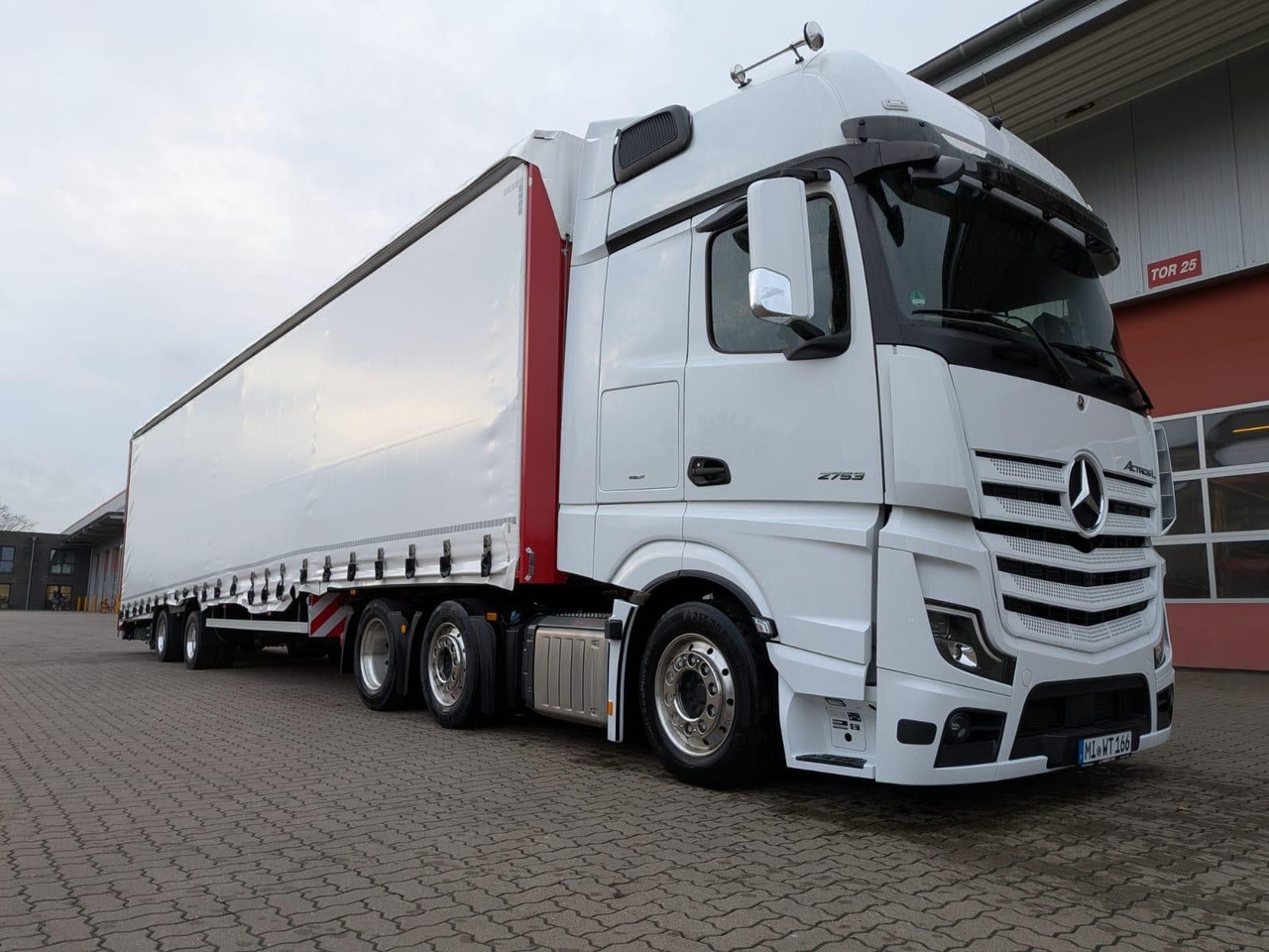 Wiese Gabelstaplertransporter mit Rampe - Tieflader Auflieger: das Bild 2 Wiese Gabelstaplertransporter mit Rampe - Tieflader Auflieger: das Bild 2