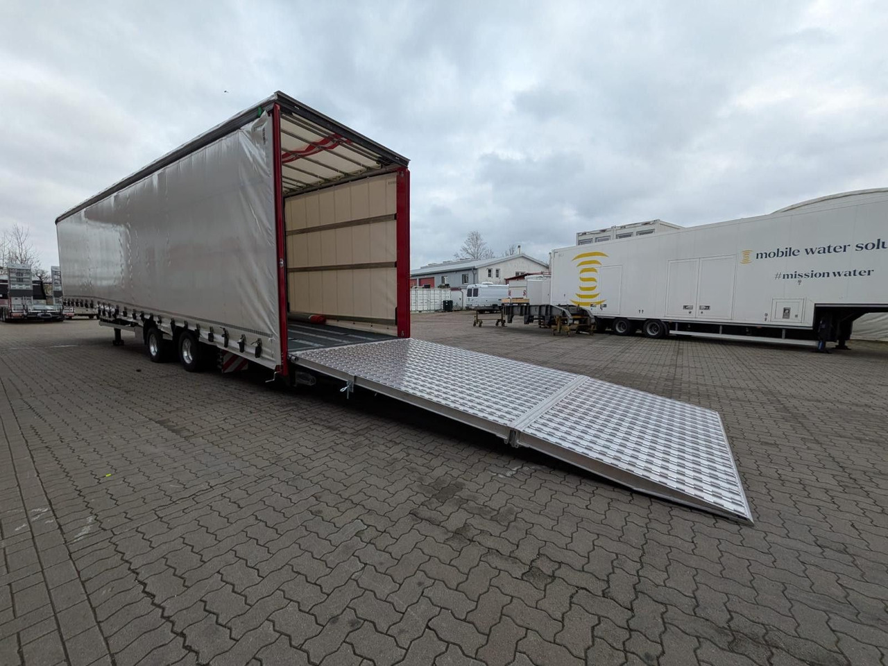 Wiese Gabelstaplertransporter mit Rampe - Tieflader Auflieger: das Bild 4 Wiese Gabelstaplertransporter mit Rampe - Tieflader Auflieger: das Bild 4