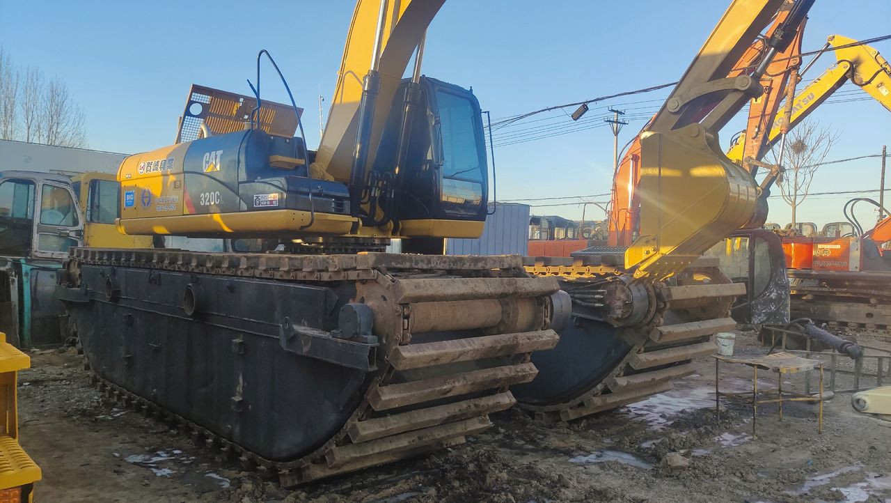 CATERPILLAR 320C - Amphibische Bagger: das Bild 1 CATERPILLAR 320C - Amphibische Bagger: das Bild 1