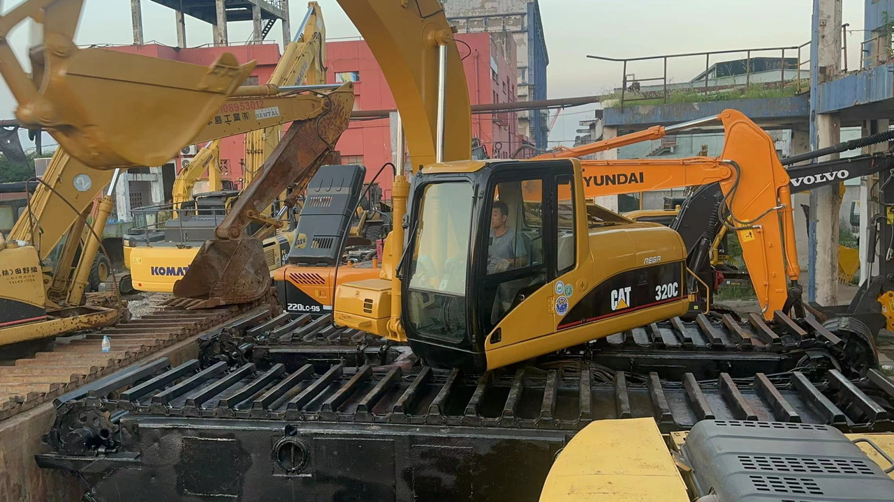 CATERPILLAR 320C - Amphibische Bagger: das Bild 4 CATERPILLAR 320C - Amphibische Bagger: das Bild 4
