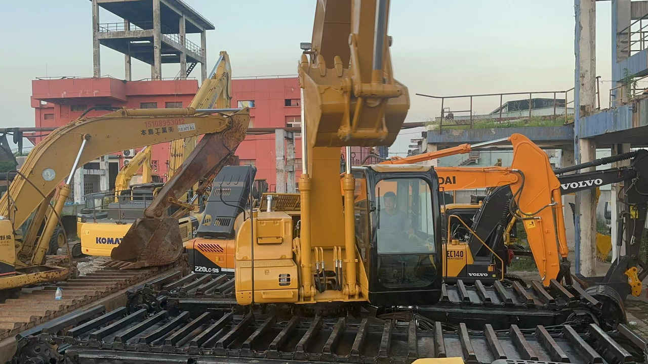 CATERPILLAR 320C - Amphibische Bagger: das Bild 3 CATERPILLAR 320C - Amphibische Bagger: das Bild 3