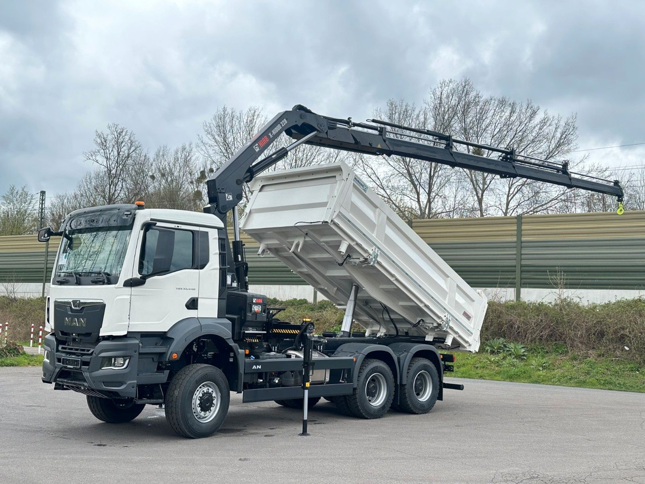 MAN TGS 33.440 6x6 /3-Seiten- Kipper / HIAB 228-4 - Kipper, Autokran: das Bild 1 MAN TGS 33.440 6x6 /3-Seiten- Kipper / HIAB 228-4 - Kipper, Autokran: das Bild 1
