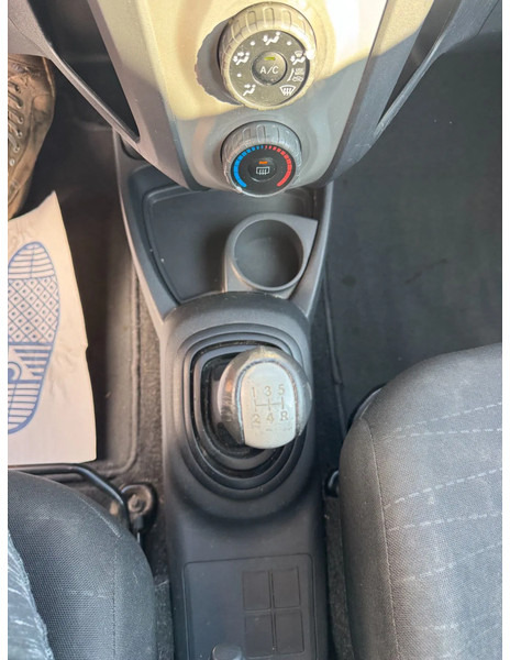 Schrägheck Toyota Yaris **PETROL-ESSENCE-AC**: das Bild 11
