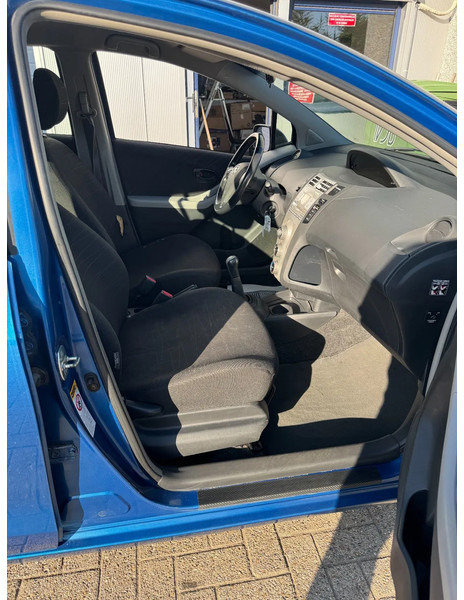 Schrägheck Toyota Yaris **PETROL-ESSENCE-AC**: das Bild 15
