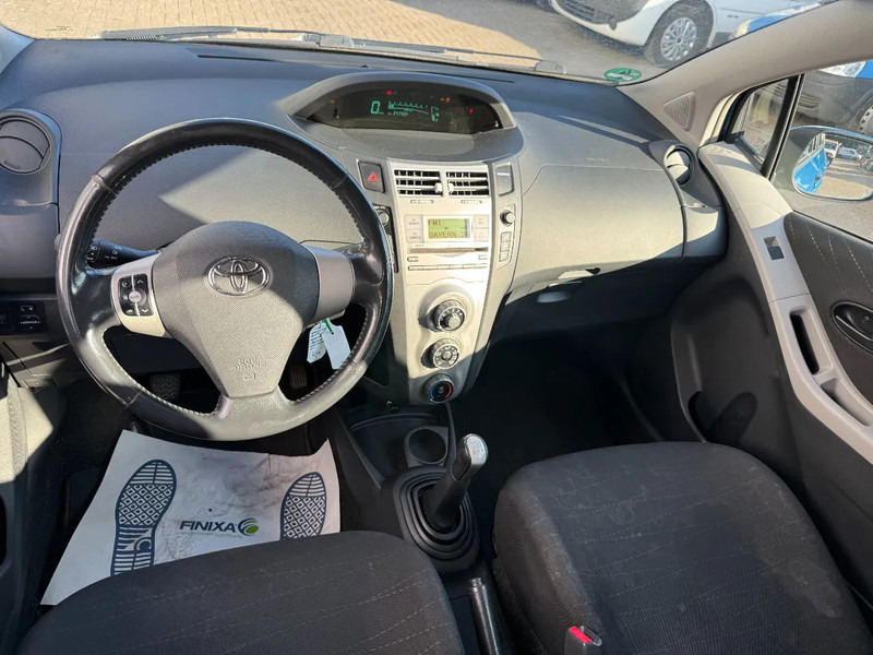 Schrägheck Toyota Yaris **PETROL-ESSENCE-AC**: das Bild 8