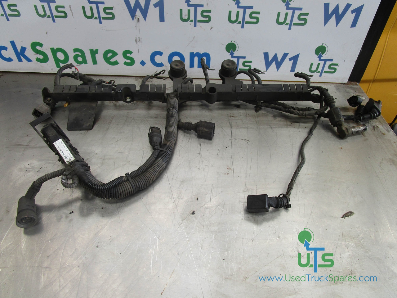 MERCEDES 1323/1823/2528 ECU/ENGINE/INJECTOR WIRING HARNESS P/NO A9061503533 - Motor und Teile für LKW: das Bild 1 MERCEDES 1323/1823/2528 ECU/ENGINE/INJECTOR WIRING HARNESS P/NO A9061503533 - Motor und Teile für LKW: das Bild 1