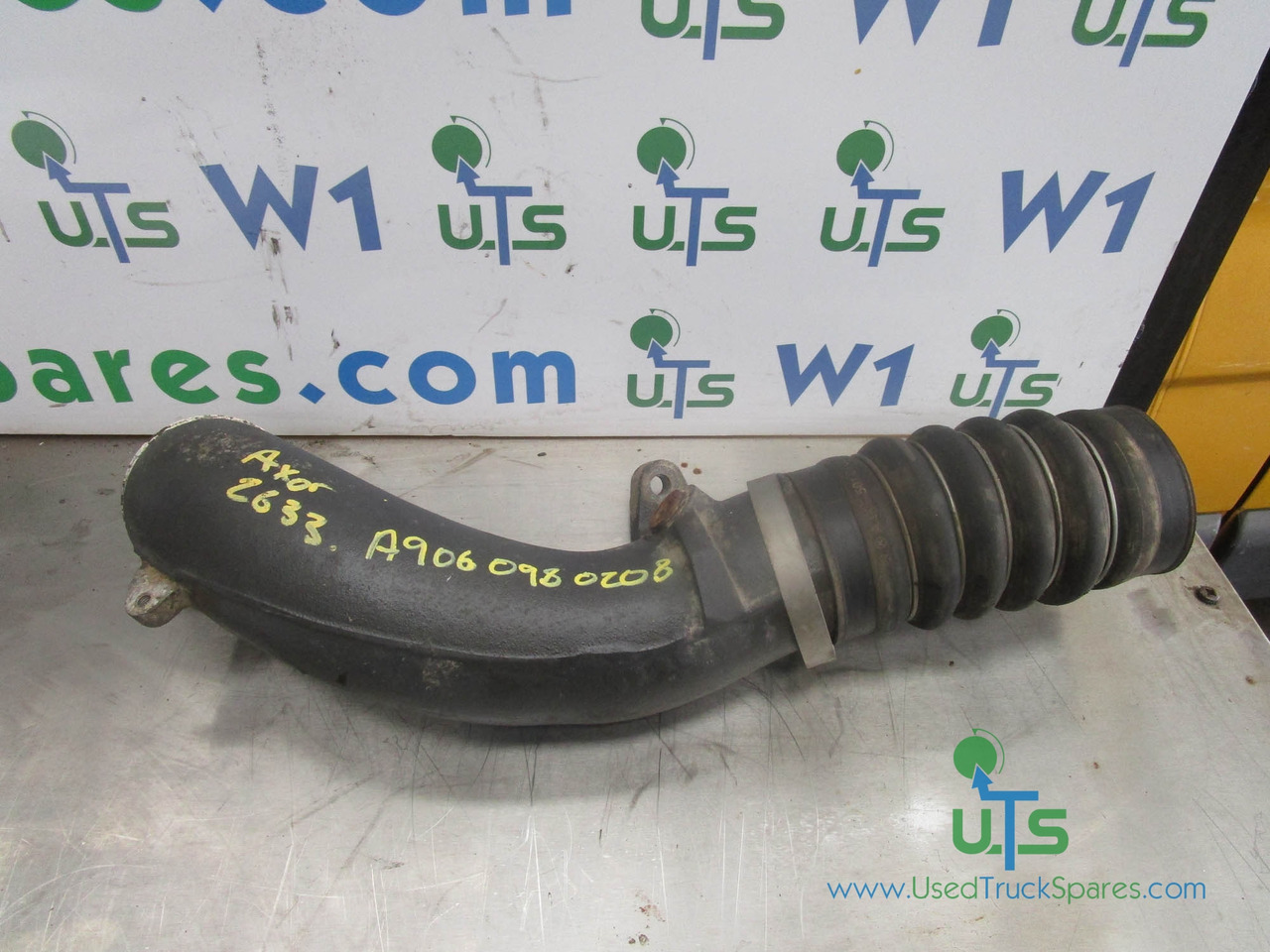 MERCEDES AXOR 2633 (OM926) INTERCOOLER PIPE P/NO A9060980208 - Motor und Teile für LKW: das Bild 1 MERCEDES AXOR 2633 (OM926) INTERCOOLER PIPE P/NO A9060980208 - Motor und Teile für LKW: das Bild 1
